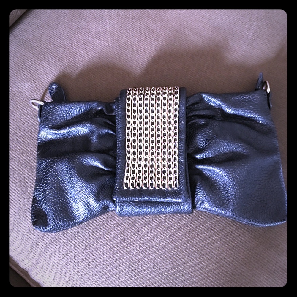 Black and chain clutch